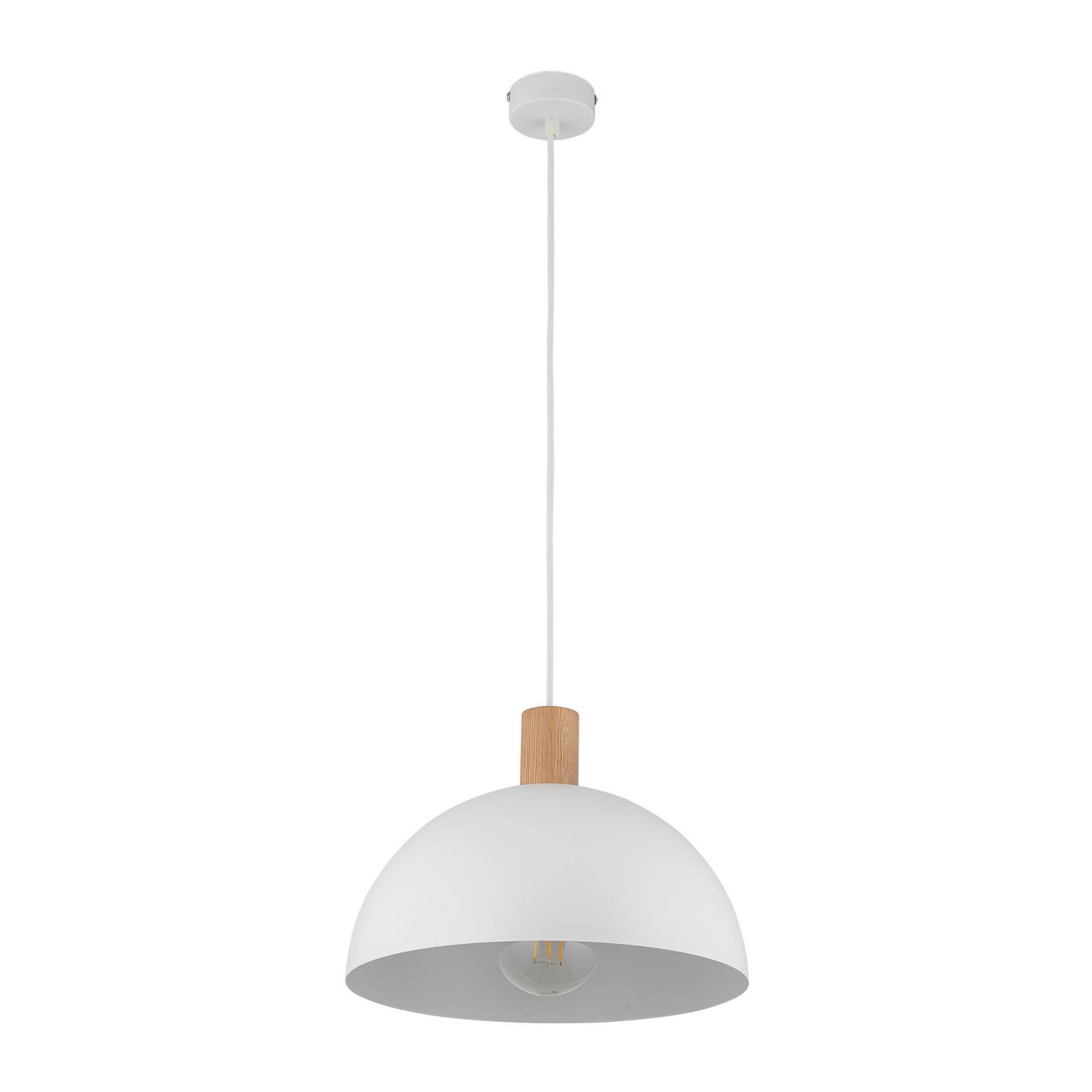 Biała lampa wisząca Oslo z metalowym kloszem w kształcie półkuli i drewnianym uchwytem. Zawieszona na białym przewodzie, prezentuje minimalistyczny styl. Ujęcie frontalne, na jednolitym tle.