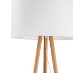 Lampa podłogowa Tokyo 1-punktowa z białym kloszem i sosnowym stelażem. Produkt widoczny w zbliżeniu, pokazujący trójnożną podstawę oraz przewód zasilający. Klosz o cylindrycznym kształcie.