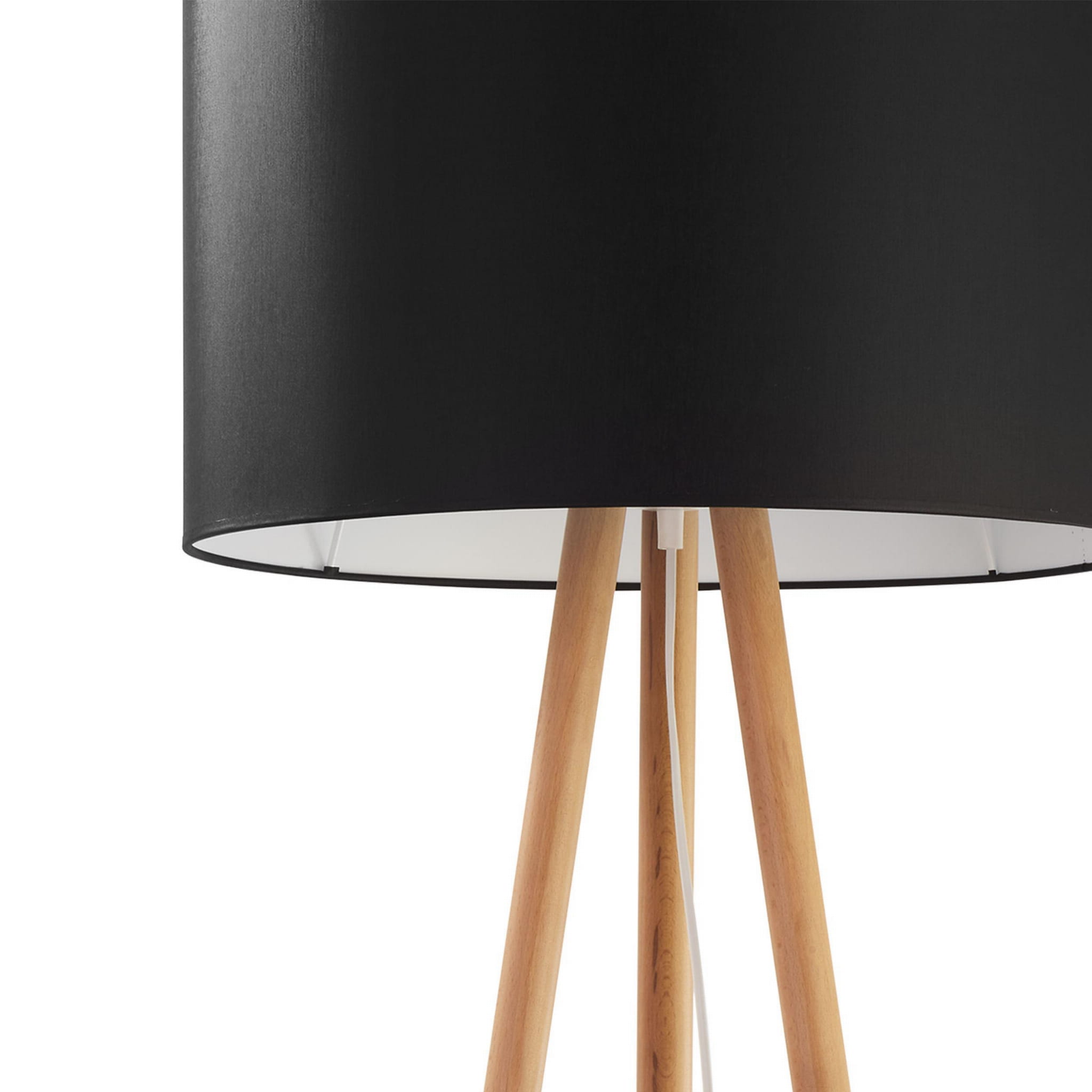 Lampa podłogowa Tokyo 1-punktowa z czarnym abażurem i nogami z sosny. Stojąca konstrukcja z trzema drewnianymi nogami, widoczny kabel zasilający. Abażur ma matową teksturę, z białym wnętrzem dla lepszej dyfuzji światła.