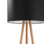 Lampa podłogowa Tokyo 1-punktowa z czarnym abażurem i nogami z sosny. Stojąca konstrukcja z trzema drewnianymi nogami, widoczny kabel zasilający. Abażur ma matową teksturę, z białym wnętrzem dla lepszej dyfuzji światła.
