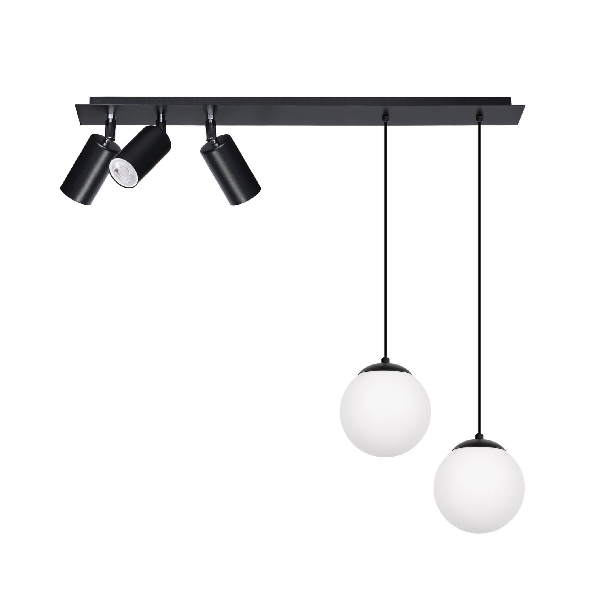 Czarna lampa wisząca Albio z pięcioma punktami świetlnymi. Składa się z trzech cylindrycznych reflektorów oraz dwóch okrągłych, matowych kloszy. Całość zawieszona na prostokątnej, czarnej podstawie. Ujęcie frontalne, produkt wisi przy białym tle.