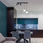 Lampa wisząca Albio 5-punktowa czarna K-4138 z trzema okrągłymi, białymi kloszami i dwoma punktami świetlnymi w formie czarnych reflektorów. Zawieszona na prostokątnej podstawie, umieszczona w nowoczesnej kuchni z ciemnymi meblami.