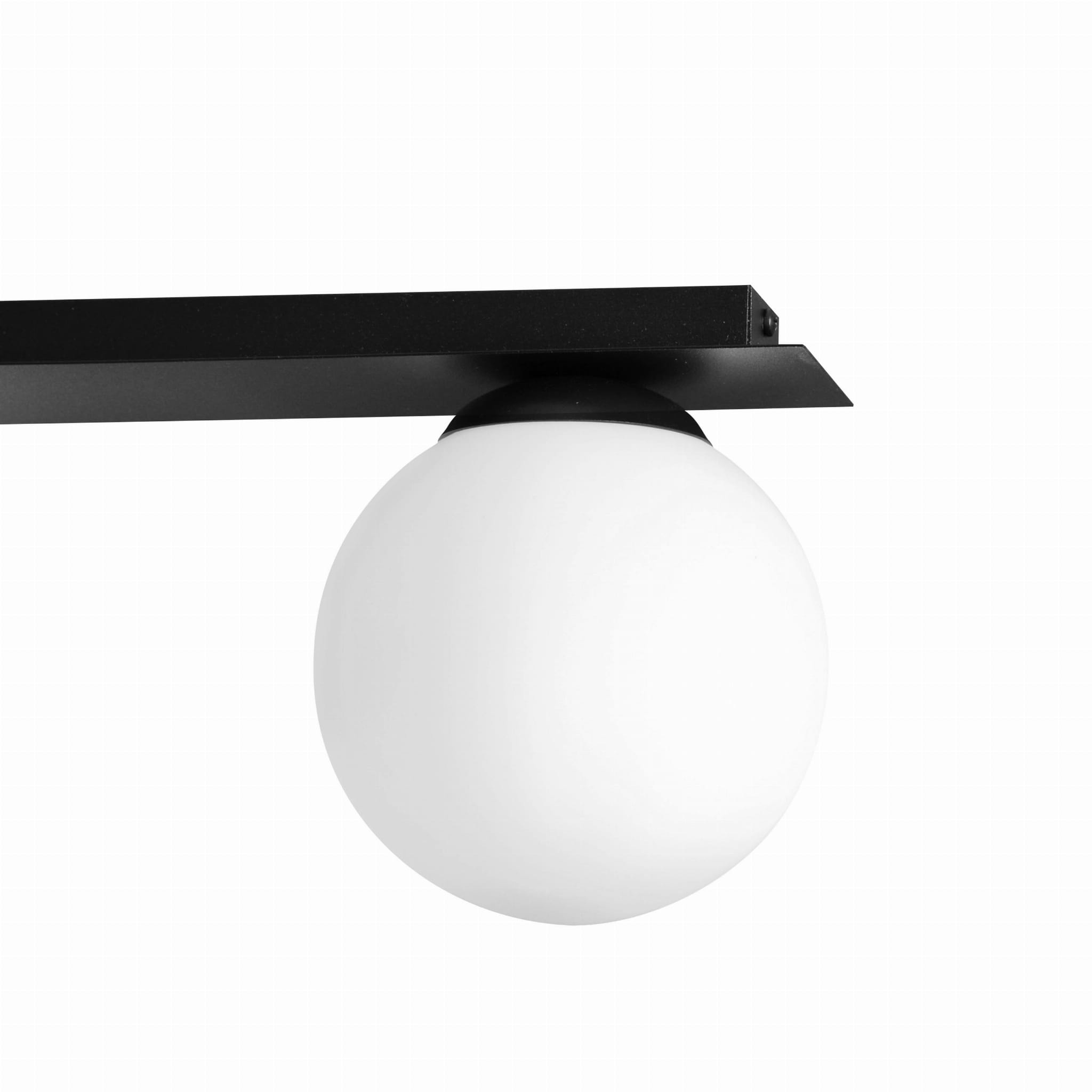 Czarna lampa sufitowa Albio K-4135 z trzema punktami świetlnymi. Metalowa konstrukcja z prostokątną podstawą, na której umieszczone są białe, okrągłe klosze. Lampa montowana na suficie, w neutralnym otoczeniu.