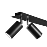 Czarna lampa sufitowa Albio K-4135 z trzema punktami świetlnymi. Ujęcie z góry, ukazujące cylindryczne klosze i prostokątną podstawę. Metalowa konstrukcja, matowa powierzchnia, nowoczesny design, idealna do różnych wnętrz.