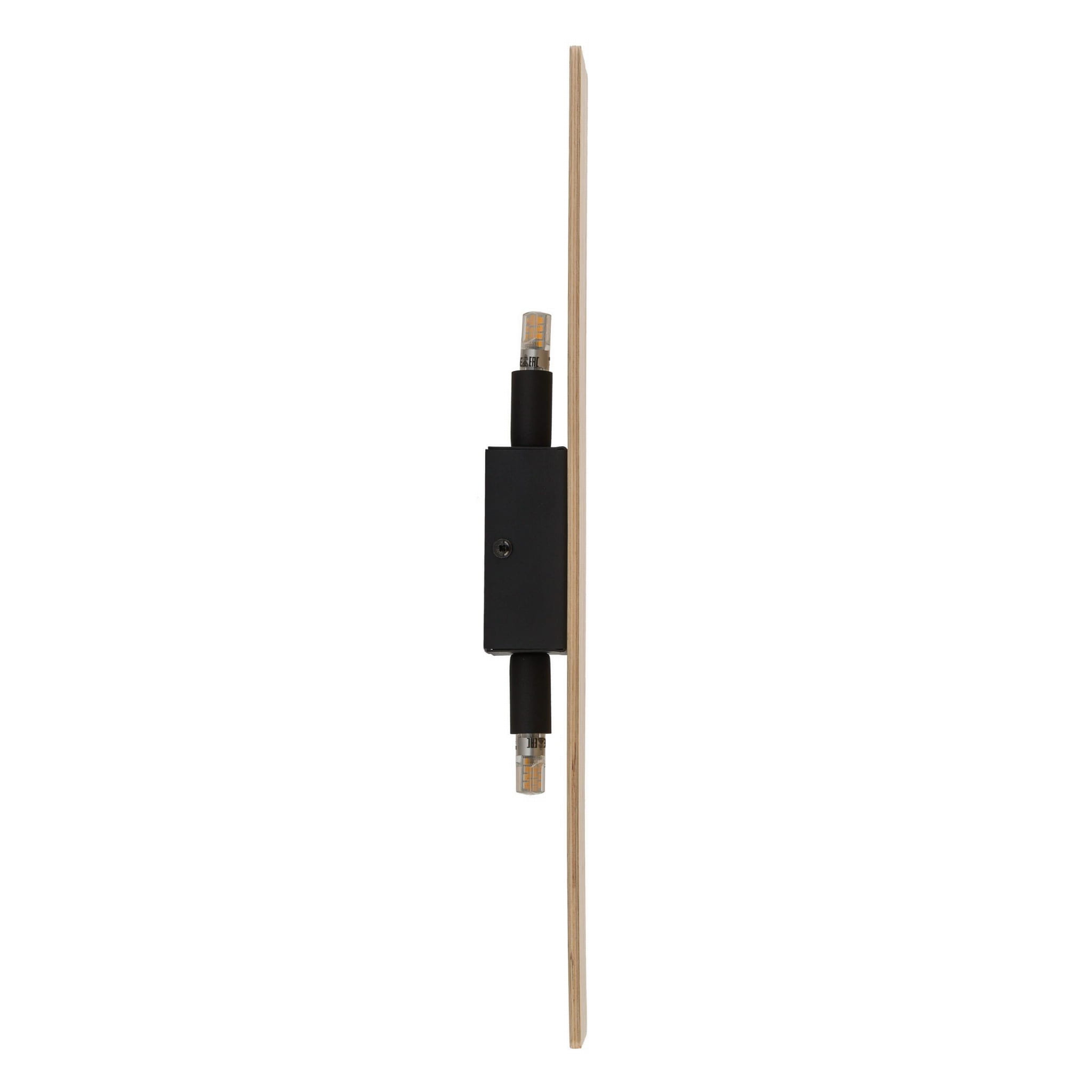 Tavola Long kinkiet 2-punktowy 4754 w kolorze naturalnego drewna z czarnym metalowym mocowaniem. Stojący, wąski design z dwiema żarówkami, widoczny z boku. Prosty, minimalistyczny styl, idealny do nowoczesnych wnętrz.