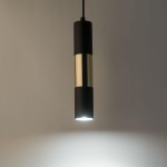 Lampa wisząca Vivien 1-punktowa w kolorze czarnym z metalowym złotym wykończeniem. Cylindryczny kształt z matowej czerni i błyszczącego złota, zawieszona na cienkim przewodzie. Emituje oświetlenie w dolnej części.