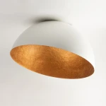 Lampa sufitowa Sfera D50 w kolorze białym z miedzianym wnętrzem. Okrągły kształt, montowana na suficie, widoczna z góry. Miedziane wykończenie nadaje elegancki wygląd, idealna do nowoczesnych wnętrz.