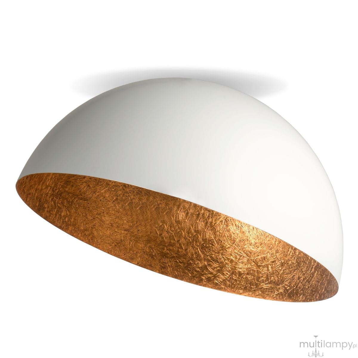 Biała lampa sufitowa Sfera D35 o kształcie półkuli, z miedzianym wykończeniem wewnętrznym. Ujęcie z boku, ukazujące gładką powierzchnię oraz błyszczące detale. Idealna do nowoczesnych wnętrz.