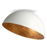 Biała lampa sufitowa Sfera D35 o kształcie półkuli, z miedzianym wykończeniem wewnętrznym. Ujęcie z boku, ukazujące gładką powierzchnię oraz błyszczące detale. Idealna do nowoczesnych wnętrz.