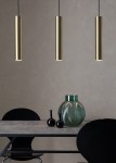 Lampa wisząca Ruben 3-punktowa w kolorze złotym szczotkowanym. Składa się z trzech cylindrycznych kloszy zawieszonych na czarnych przewodach.