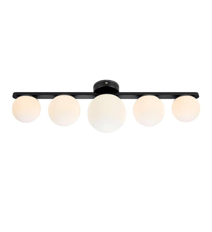 Lampa sufitowa Puro 5-punktowa w kolorze czarnym, z pięcioma okrągłymi, mlecznymi kloszami, zamontowana na prostokątnej podstawie. Ujęcie frontalne, produkt wiszący. Idealna do nowoczesnych wnętrz.