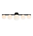 Lampa sufitowa Puro 5-punktowa w kolorze czarnym, z pięcioma okrągłymi, mlecznymi kloszami, zamontowana na prostokątnej podstawie. Ujęcie frontalne, produkt wiszący. Idealna do nowoczesnych wnętrz.