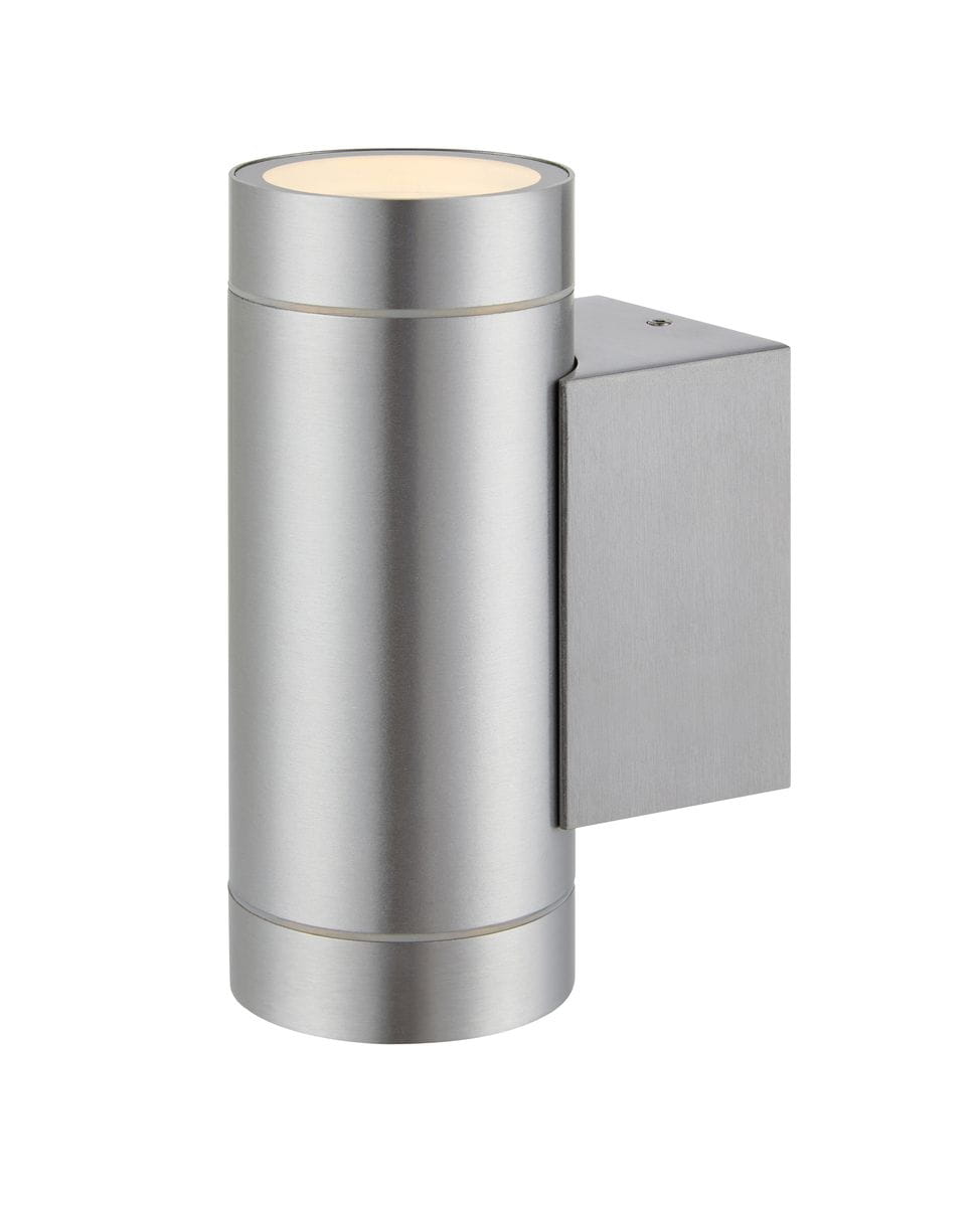 Kinkiet elewacyjny Pipe w kolorze srebrnym, wykonany z aluminium, w kształcie cylindrycznym. Posiada dwa źródła światła, montowany na ścianie. Widoczny detal to okrągła, lekko wypukła górna część oraz prostokątna podstawa.