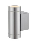 Kinkiet elewacyjny Pipe w kolorze srebrnym, wykonany z aluminium, w kształcie cylindrycznym. Posiada dwa źródła światła, montowany na ścianie. Widoczny detal to okrągła, lekko wypukła górna część oraz prostokątna podstawa.