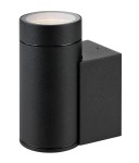Kinkiet elewacyjny Pipe w kolorze czarnym, 1-punktowy, z cylindryczną głowicą i prostokątną podstawą. Materiał matowy, umieszczony w pozycji stojącej, z widoczną soczewką na górze. Idealny do oświetlenia zewnętrznego budynków.