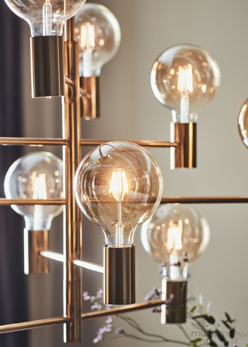 Lampa wisząca Paris mosiężna z 10 punktami świetlnymi, z przezroczystymi żarówkami w okrągłych kloszach. Kąt ujęcia zbliżony na detale, ukazujący metalową konstrukcję i eleganckie wykończenie. Tło neutralne, podkreślające design lampy.