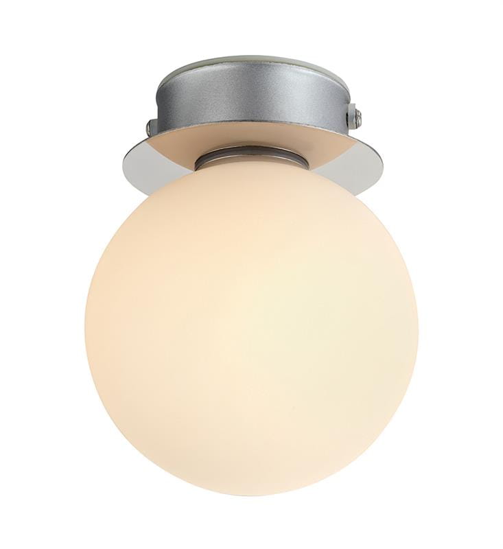 Mini lampa sufitowa IP44 w chromowanej obudowie z białym, matowym kloszem w kształcie kuli. Ujęcie frontalne, lampa zamontowana na suficie, z widocznym gniazdem na żarówkę G9. Idealna do wnętrz i pomieszczeń o podwyższonej wilgotności.