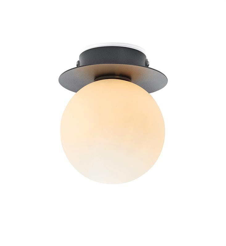 Mini lampa sufitowa IP44 w kolorze czarnym z białym kloszem. Okrągły, matowy klosz z tworzywa sztucznego, zamontowany na okrągłej podstawie. Ujęcie frontalne, widoczna jedna żarówka G9. Idealna do wnętrz i strefy mokrej.