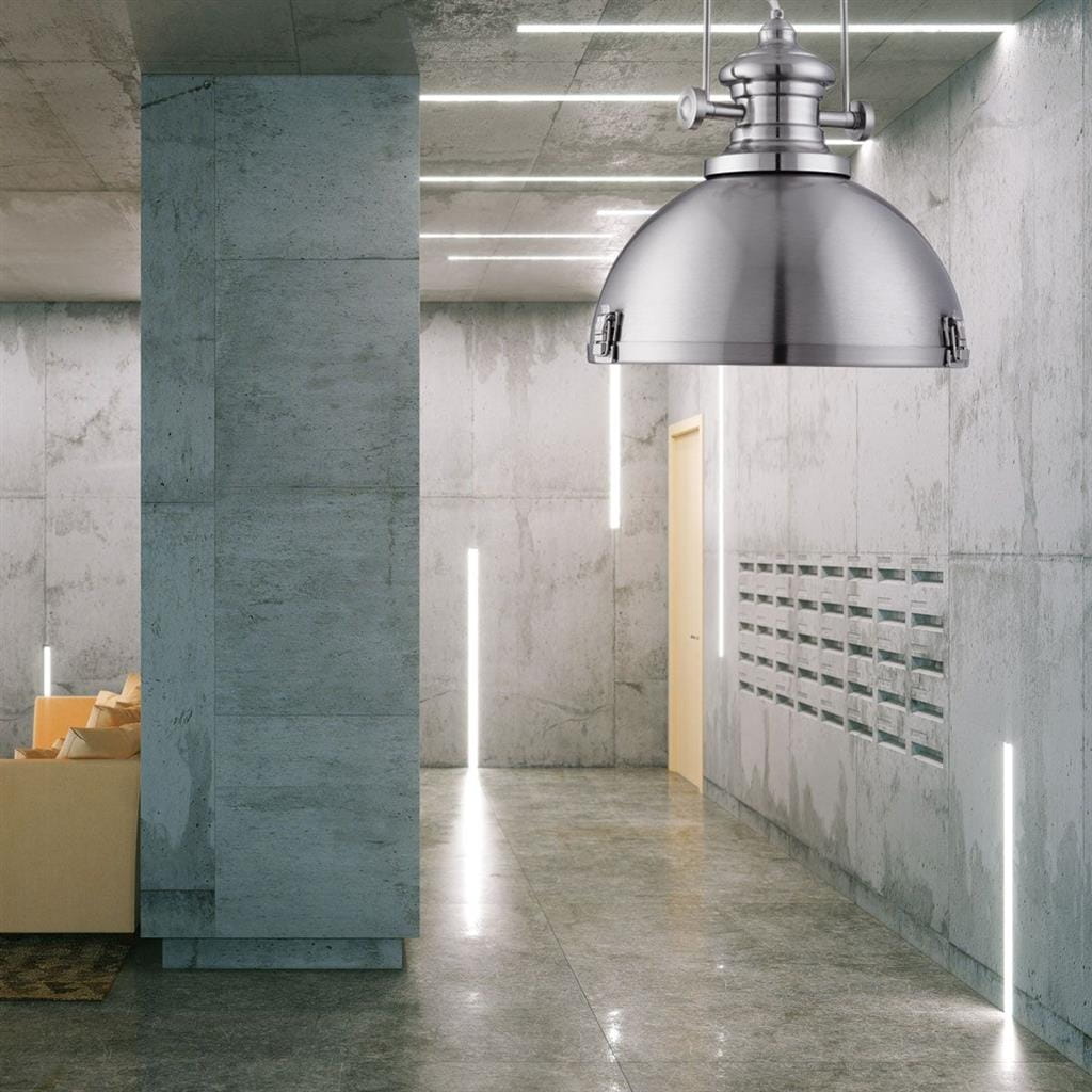 Lampa wisząca Louisiana 1-punktowa w satynowym srebrze, o zaokrąglonej czaszy, zawieszona na cienkim przewodzie. W tle nowoczesne wnętrze z betonowymi ścianami i oświetleniem LED, podkreślające elegancki design lampy.