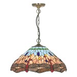 Lampa wisząca Dragonfly z kloszem w stylu witrażowym, w odcieniach błękitu, beżu oraz czerwieni. Antyczny mosiężny stelaż, kształt stożkowy, zawieszona na cienkim łańcuszku. Idealna do eleganckich wnętrz.