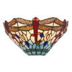 Kinkiet Dragonfly w antycznym brązie, z kolorowym, szklanym kloszem. Przednia część zdobiona motywem ważki, w odcieniach czerwieni, niebieskiego i żółtego. Klosz o falistym kształcie, montowany na ścianie. Idealny do dekoracyjnego oświetlenia wnętrz.
