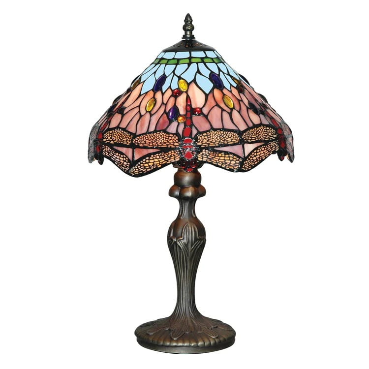 Lampa stołowa Dragonfly 1-punktowa z kloszem w odcieniach różu, niebieskiego i czerwieni, o dekoracyjnym wzorze ważek. Podstawa w antycznym mosiądzu, o eleganckim, falistym kształcie. Ujęcie z boku, stojąca na gładkiej powierzchni.