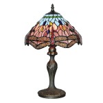 Lampa stołowa Dragonfly 1-punktowa z kloszem w odcieniach różu, niebieskiego i czerwieni, o dekoracyjnym wzorze ważek. Podstawa w antycznym mosiądzu, o eleganckim, falistym kształcie. Ujęcie z boku, stojąca na gładkiej powierzchni.