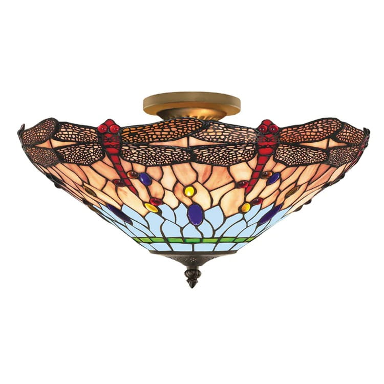 Lampa sufitowa Dragonfly 3-punktowa w stylu antycznego mosiądzu. Klosz zdobiony kolorowymi motywami ważek, w odcieniach beżu, czerwieni, niebieskiego i zieleni. Ujęcie z dołu, lampa zamontowana na suficie.