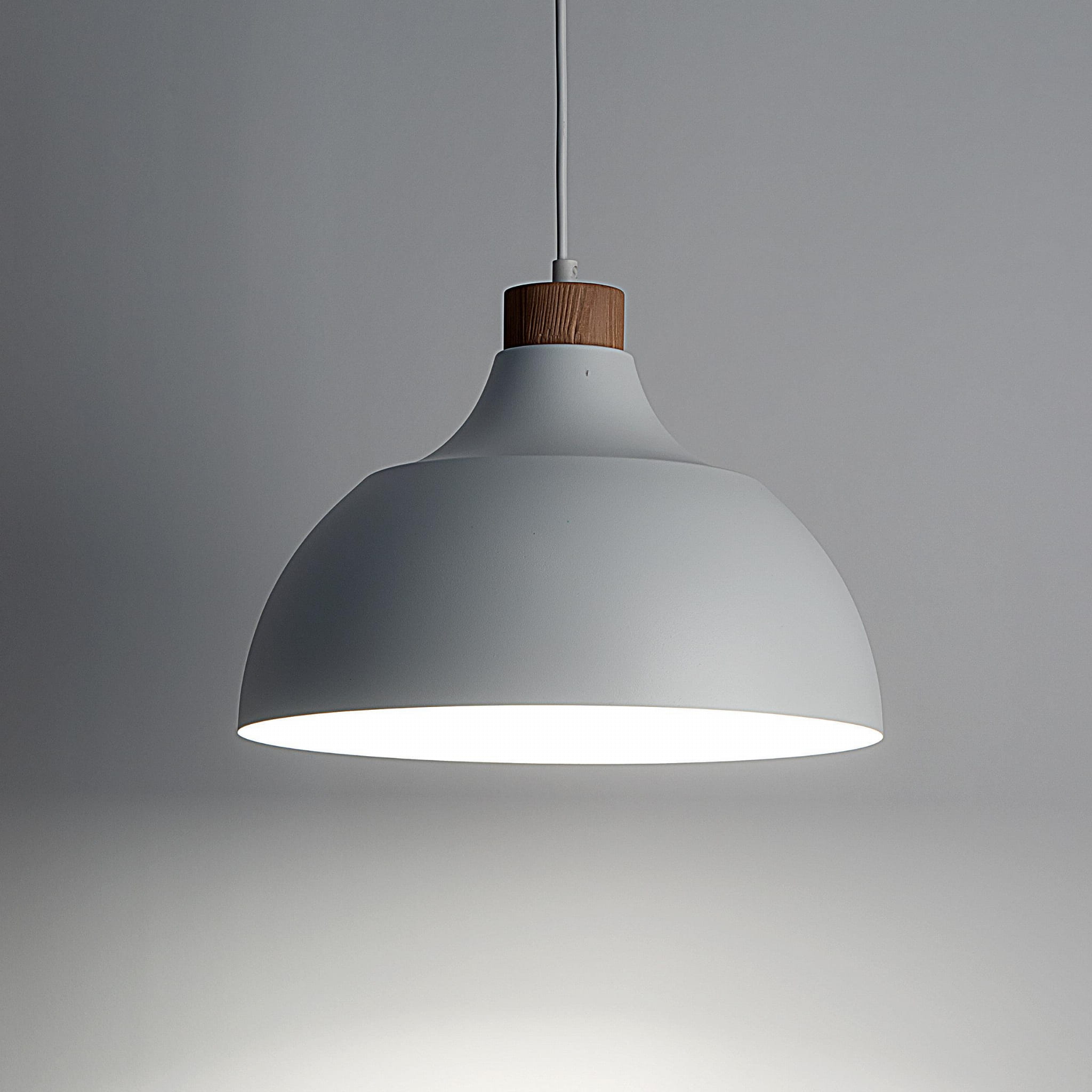 Lampa wisząca Cap 1-punktowa w kolorze białym z drewnianym detalem u góry. Okrągła, matowa czasza z szerokim otworem na dole, zwisająca na białym przewodzie. Idealna do nowoczesnych wnętrz.