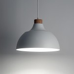Lampa wisząca Cap 1-punktowa w kolorze białym z drewnianym detalem u góry. Okrągła, matowa czasza z szerokim otworem na dole, zwisająca na białym przewodzie. Idealna do nowoczesnych wnętrz.