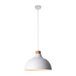 Lampa wisząca Cap 1-punktowa w kolorze białym z metalowym kloszem o zaokrąglonym kształcie. U góry drewniany element mocujący. Produkt zawieszony na białym przewodzie, widoczny w frontalnym ujęciu na jednolitym tle.