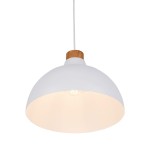 Lampa wisząca Cap 1-punktowa w kolorze białym z drewnianym detalem na mocowaniu. Okrągła, matowa klosz z widoczną żarówką, zawieszona na białym przewodzie. Prosty, nowoczesny design idealny do wnętrz.