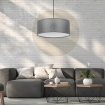 Lampa wisząca Earth D50 w szarym melanżu, okrągła, zawieszona nad szaro-beżową kanapą. Widoczne poduszki w różnych odcieniach szarości, drewniane stoliki oraz roślina w białej doniczce. Tło z białej cegły.