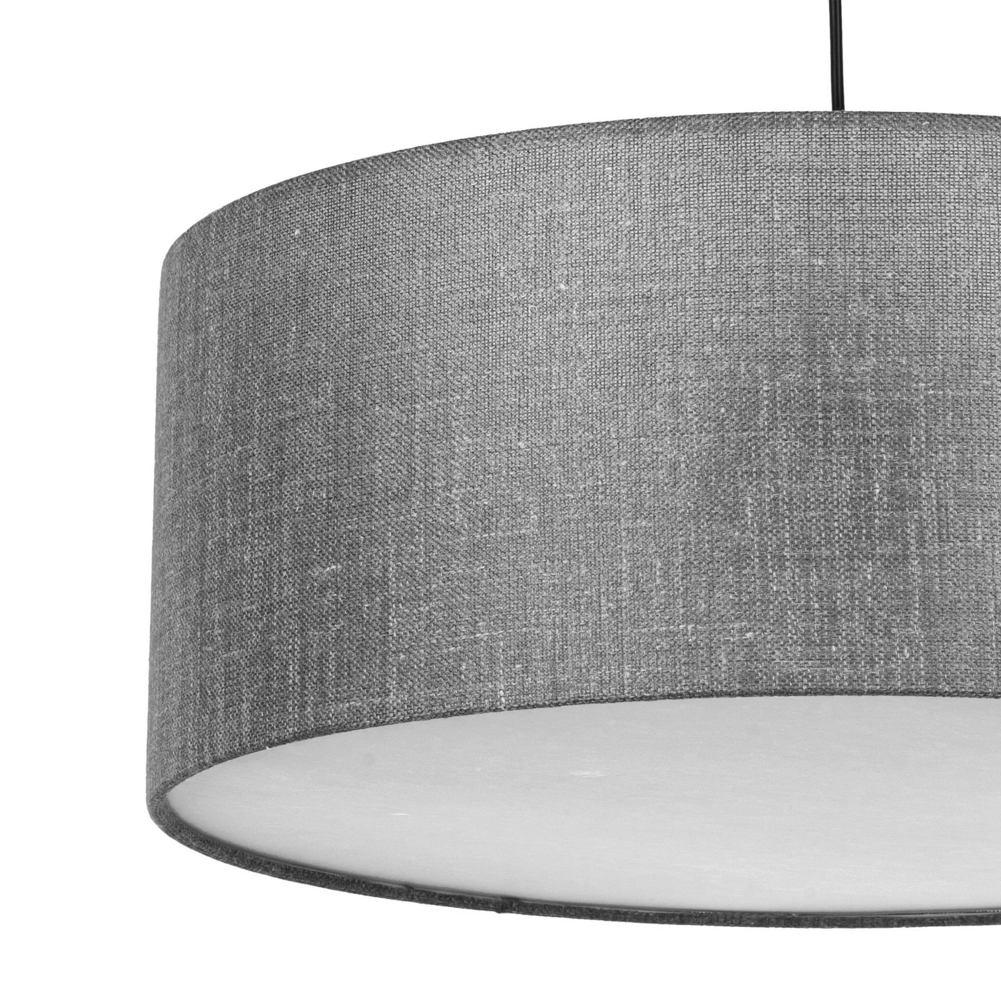 Lampa wisząca Earth D50 w kształcie cylindrycznym, wykonana z materiału w szarym melanżu. Zawieszona na czarnym przewodzie, z białym wnętrzem klosza, idealna do nowoczesnych wnętrz.