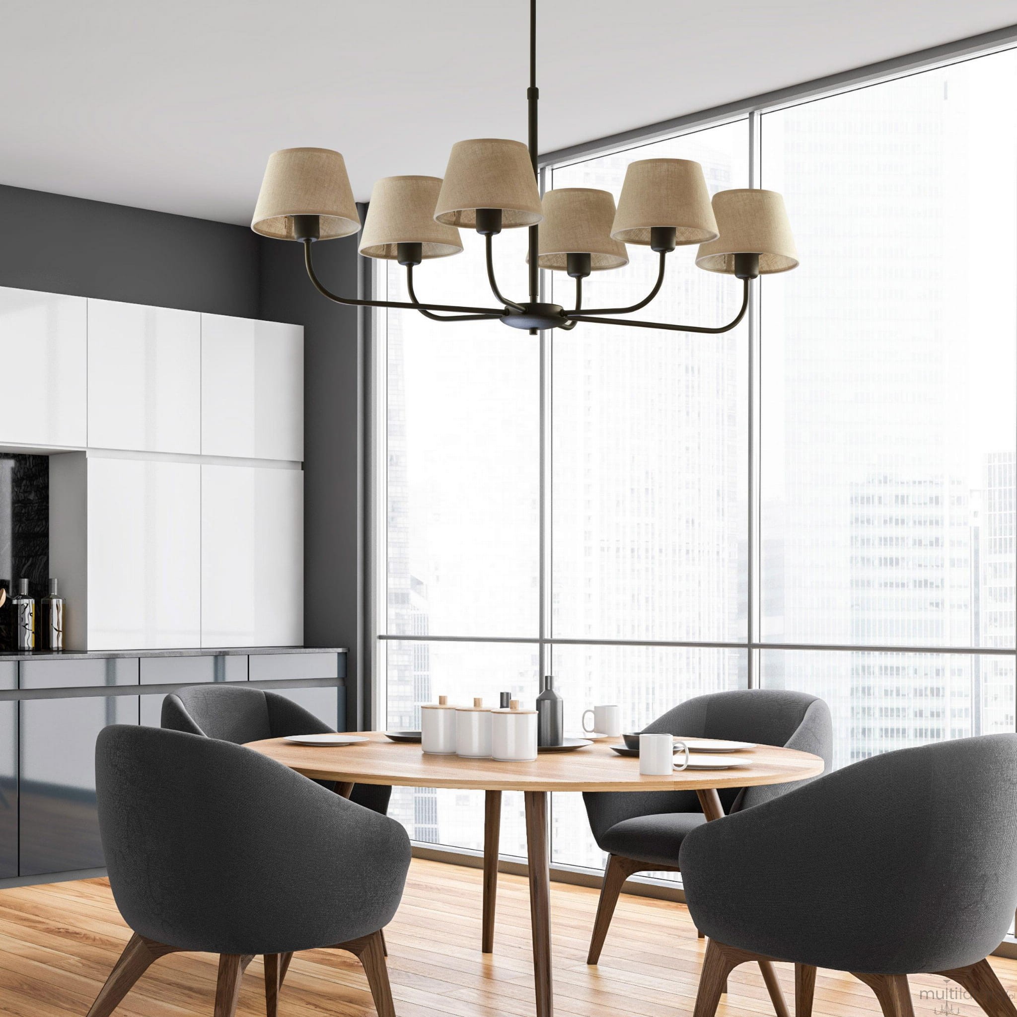Lampa wisząca Chicago 6-punktowa w kolorze czarnym z kloszami z lnu, zawieszona nad okrągłym stołem w nowoczesnym wnętrzu. Stelaż czarny, klosze jasne. Produkt w aranżacji z szarymi krzesłami i drewnianym stołem.