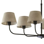 Lampa wisząca Chicago, 6-punktowa, z czarnym metalowym stelażem i lnianymi kloszami w jasnym odcieniu. Ujęcie z boku, ukazujące detale kloszy i konstrukcję. Idealna do nowoczesnych wnętrz.