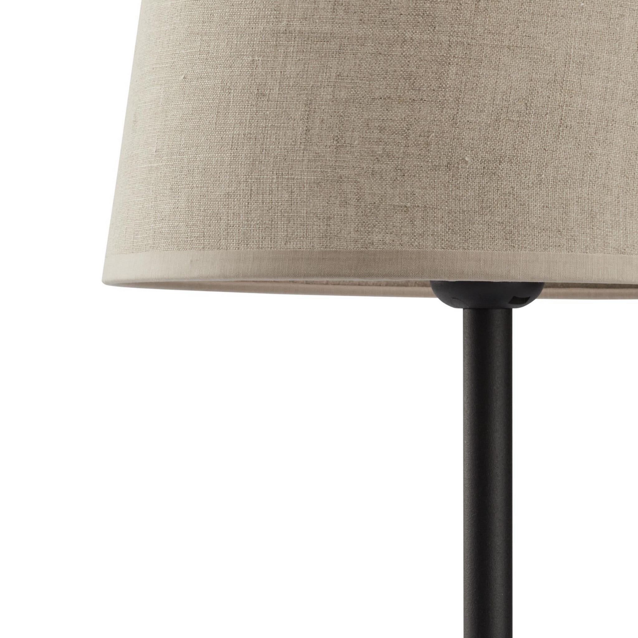 Czarna lampa stołowa Chicago z jednopunktowym źródłem światła, z naturalnym kloszem z lnu. Klosz ma okrągły kształt, a podstawa jest prosta i smukła. Produkt widoczny z boku, na jednolitym tle.