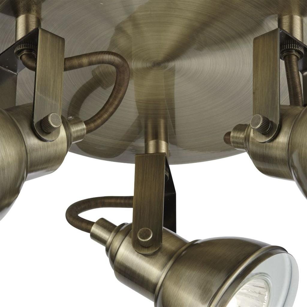 Lampa sufitowa Focus 3-punktowa w antycznym mosiądzu. Trzy ruchome reflektory zamocowane na okrągłej podstawie. Widoczne detale metalowe i tekstura powierzchni. Kąt ujęcia z dołu, ukazujący konstrukcję i mocowania.