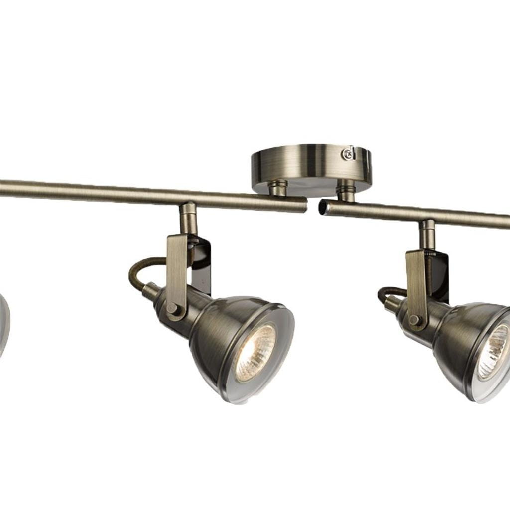 Lampa sufitowa Focus w stylu 4-punktowym, wykonana z antycznego mosiądzu. Produkt z metalową konstrukcją, posiada ruchome reflektory, zamontowany na prostokątnej podstawie. Ujęcie z przodu, z widocznymi detalami mocowania.