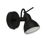 Kinkiet Focus 1-punktowy w kolorze czarnym, z okrągłą podstawą i ruchomą głowicą. Metalowa konstrukcja z matowym wykończeniem. Widoczny detal reflektora z przezroczystą szybą. Ujęcie z boku, ukazujące kąt nachylenia lampy.