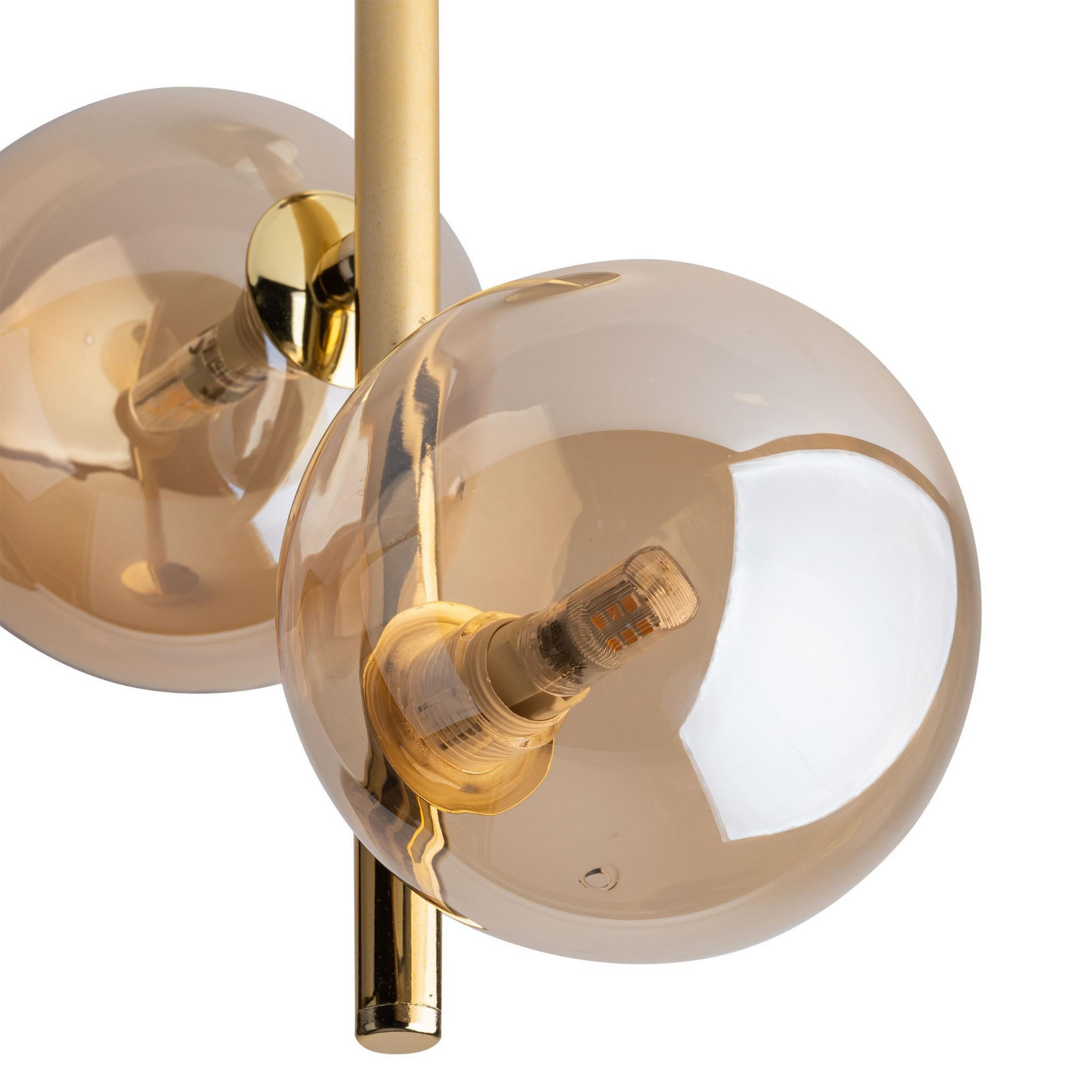Lampa sufitowa Estera 2-punktowa w złotym kolorze. Dwa szklane klosze w odcieniu bursztynowym z widocznymi żarówkami. Metalowy stelaż w złotej tonacji, z prostym, eleganckim wykończeniem. Ujęcie z przodu, ukazujące detale lampy.