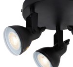 Czarna lampa sufitowa 3-punktowa Focus z metalowymi reflektorami, zamontowana na okrągłej podstawie. Reflektory w kształcie czaszy z białym wnętrzem, ustawione w różnych kierunkach. Przeznaczona do oświetlenia wnętrz.