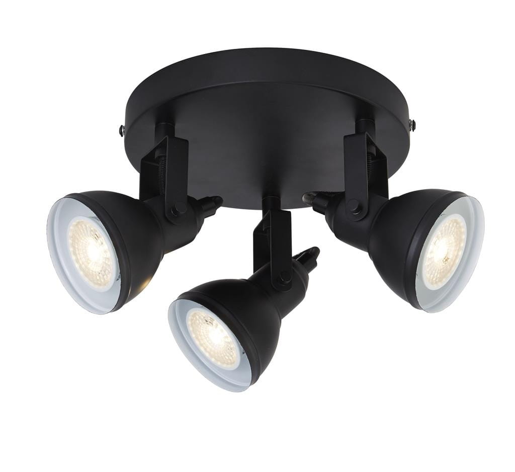 Lampa sufitowa (spot) Focus 3-punktowa w kolorze czarnym. Okrągła podstawa z trzema regulowanymi reflektorami. Reflektory mają metalową obudowę i białe klosze, emitujące jasne światło. Produkt zamontowany na suficie.