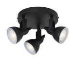 Lampa sufitowa (spot) Focus 3-punktowa w kolorze czarnym. Okrągła podstawa z trzema regulowanymi reflektorami. Reflektory mają metalową obudowę i białe klosze, emitujące jasne światło. Produkt zamontowany na suficie.