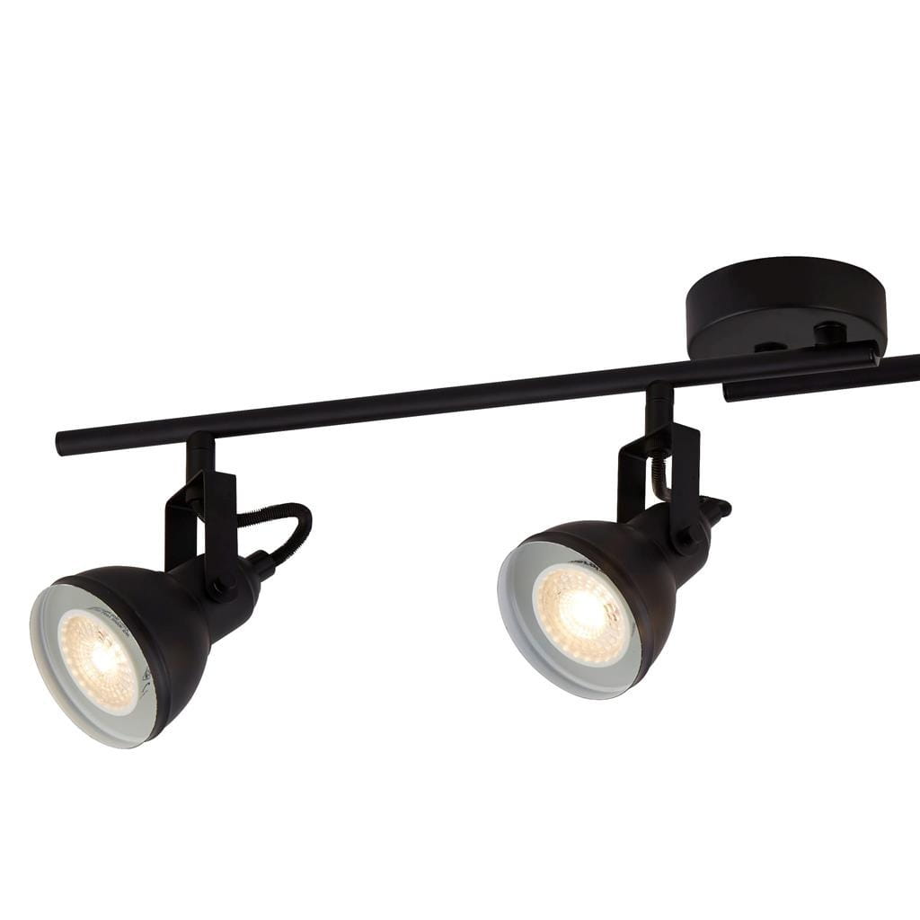 Czarna lampa sufitowa typu spot, 4-punktowa, z metalowym stelażem. Lampa składa się z czterech ruchomych reflektorów z okrągłymi kloszami, zamontowana na prostokątnej listwie. Widoczne jest mocowanie do sufitu, całość w matowym wykończeniu.