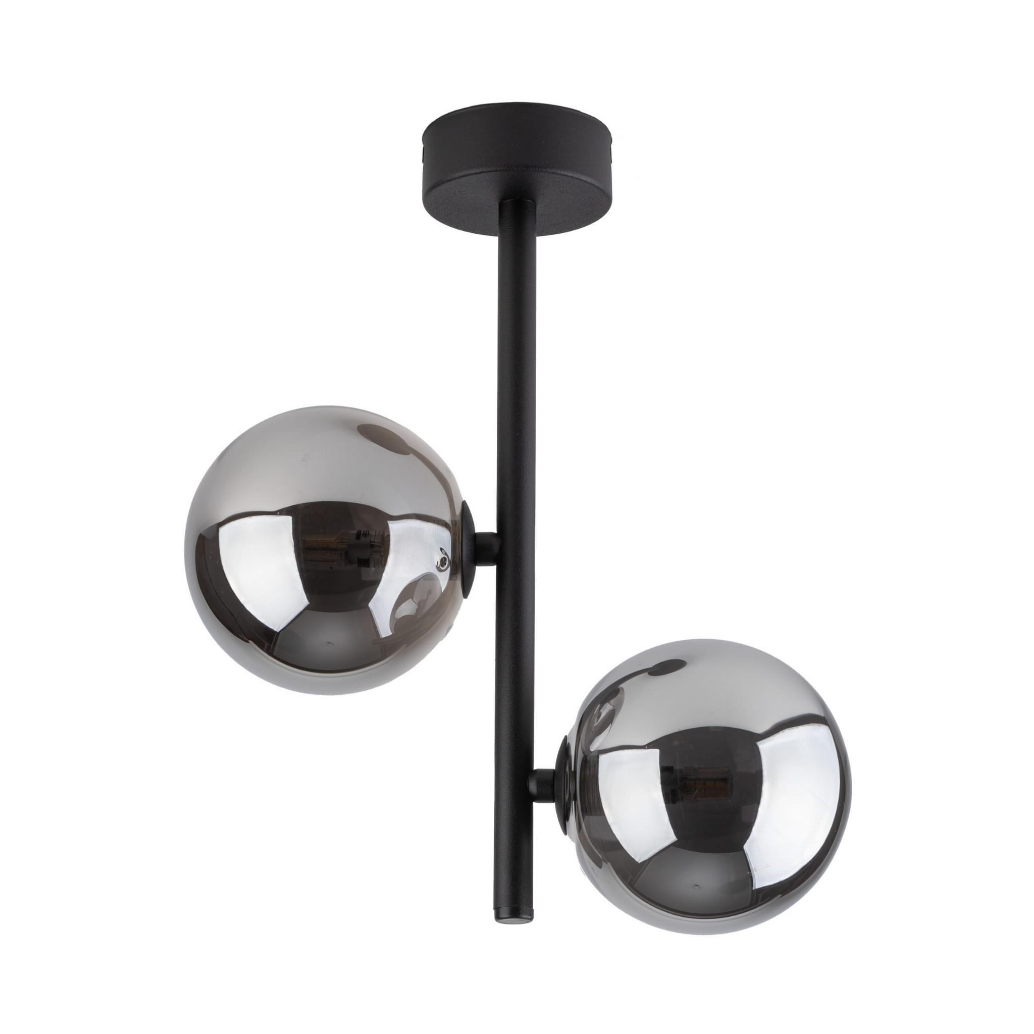 Lampa sufitowa Estera w kolorze czarnym, z dwoma metalowymi kulami o połyskującym wykończeniu. Produkt zamontowany na prostym, czarnym stelażu. Kule umieszczone na końcach poziomego ramienia, widok z dołu.