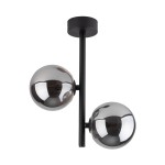 Lampa sufitowa Estera w kolorze czarnym, z dwoma metalowymi kulami o połyskującym wykończeniu. Produkt zamontowany na prostym, czarnym stelażu. Kule umieszczone na końcach poziomego ramienia, widok z dołu.