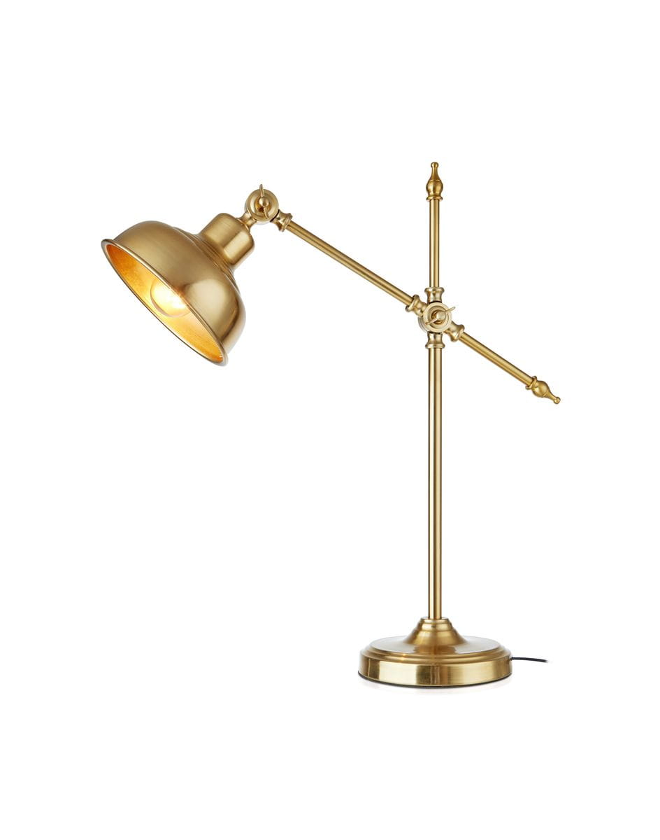 Lampa stołowa Grimstad 1-punktowa w złotym kolorze, z regulowanym ramieniem i kloszem. Ujęcie z boku, na stabilnej podstawie. Metalowa konstrukcja z błyszczącym wykończeniem, idealna do biura lub salonu.