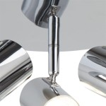 Rollo LED lampa sufitowa 3-punktowa w kolorze chromu, z widocznymi reflektorami w kształcie cylindrów. Elementy metalowe z lustrzanym wykończeniem, zamontowane na ruchomych przegubach, umożliwiających regulację kierunku światła.