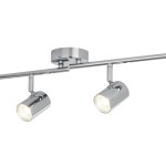 Rollo LED lampa sufitowa 4-punktowa w kolorze chromu. Składa się z czterech cylindrycznych reflektorów umieszczonych na metalowej belce, zamontowanej na okrągłej podstawie. Reflektory są ruchome, co pozwala na kierowanie światła.